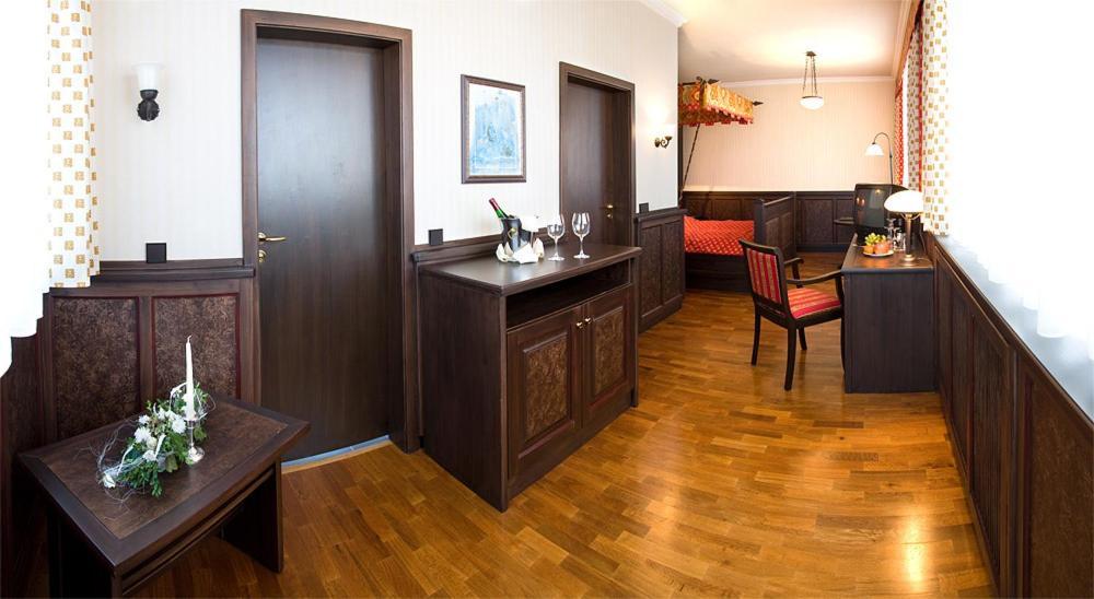 Hotel Goldener Helm Лихтенщайн Екстериор снимка